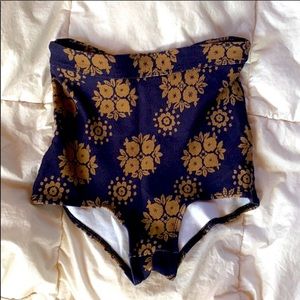 Novella Royale Booty Shorts Size Small EUC